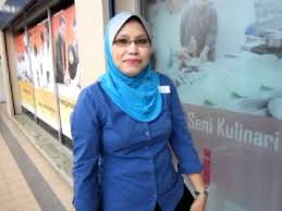 Nor (kiri) dan bekas suaminya, penyanyi dangdut iwan (kanan) bergambar bersama pasangan pengantin yang juga anak perempuan mereka, syamira dan suaminya ezad, di taman putra perdana, puchong, 20 feb. Dutch Lady 10 000 Cheers World Record Attempt Rosnah Bt Mohamad Noor Youtube