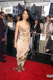 A denim outfit for the ages this time around, aaliyah was able to blend the industrial look of denim with some golden highlights. Aaliyah S Coolest Outfits Aaliyah Style