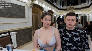 Слив Дотерши которая показала грудь Мелстрою (40 откровенных фото)