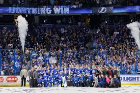 It was donated by the governor general of canada lord stanley of preston in 1892, and is the oldest professional sports trophy in north america. Lightning Round Tampa Bay Revient En Finale De La Coupe Stanley Raw Charge