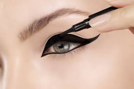 We've got an achilles heel when it comes to applying makeup. How To Apply Eyeliner By Yourself Easy Makeup Tips For Perfect Eyeliner