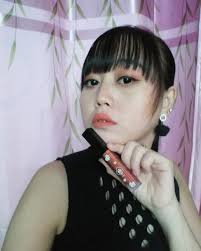 Shwe Phyo ခုလုပ်တဲ့ Vintage Clothing ကလေ... Shwe Phyo တစ်ယောက်တည်းနဲ့  ပြီးတဲ့အလုပ်မဟုတ်ပါဘူး။ အမျိုးသားရယ်...မေမေရယ်...အဒေါ်ရယ် ပါ မနေရ  အကုန်ကူပေးရတာပါ ...