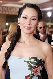 Lucy Liu s 2024 Svart hår & fiskbensfläta hårstil.
