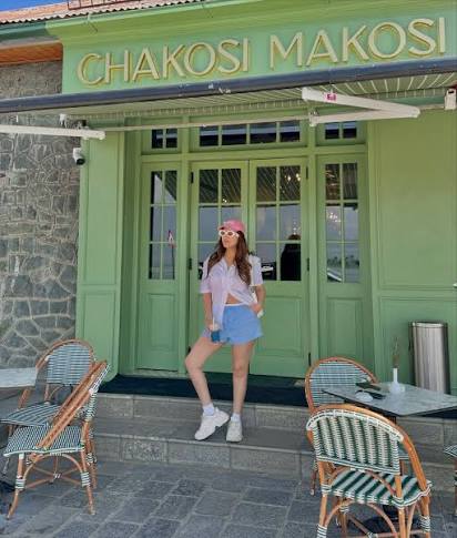 Coffee run in Srinagar ☕️ Beyond Dal lake here are some more cool places to go to around Srinagar 1. Chakosi Makosi - Parisian decor and lovely food (Don't miss the garlic