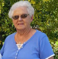 Today at Farm Progress Show I met "The Pie Lady", Laura Bru from Gladbrook,  IA, maker of homemade pies & homemade ice cream courtesy of an antique John  Deere E engine. If