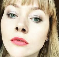 شهد عام ٢٠١٧ العديد من الصيحات الغريبة رغم أن بعضها بدأ كدعابة سرعان ما  انتشرت بين مدونات الموضة؛ الا أن الصيحة الأكثر اندهاشاً كانت في استخدام  الرموش الصناعية بلفها ووضعها في فتحة