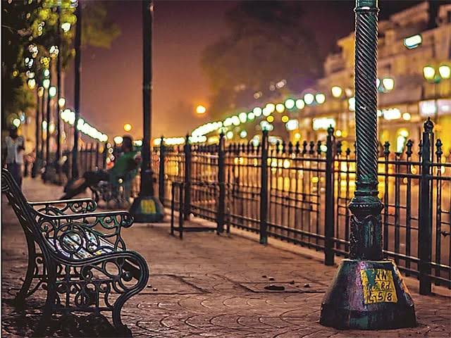 Classic Victorian streetlamps in Hazratganj, AI generated
