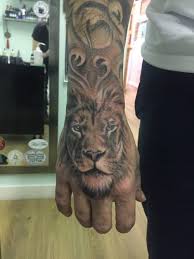 Espectaculares Tatuajes De Leones Salvajes La mayoria de la gente piensa que el tamano del tatuaje define la masculinidad y, por lo tanto, evitan los pequenos disenos de tatuajes para hombres. espectaculares tatuajes de leones salvajes
