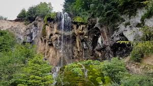 Erigida sobre una cascada, entre árboles y rocas, fallingwater es una de las obras maestras del genial arquitecto estadounidense frank lloyd wright. Cascada Pisoaia Comuna Vidra Muntii Apuseni Video 2016 Viziteaza Romania Obiective Turistice Trasee Montane