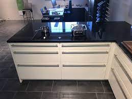 Find out the most recent images of welche arbeitsplatte zu weißer küche here, and also you can get the image here simply image posted uploaded by admin that saved in our collection. Hacker Musterkuche Weisse Hochglanz Kuche Mit Hochwertigen E Geraten Und Granit Arbeitsplatte Ausstellungskuche In Politz Von Kuchen Bader Sperber E K