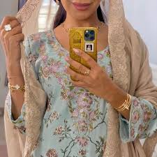 فاطمة المازمي fatimaalmaazmi on instagram friday vibes مخورتي من ghanaj design الشيله م hijabi fashion casual moroccan clothing abayas fashion