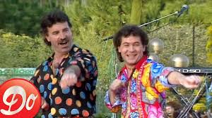 Çà et là de longues gerbes de flammes montaient vers le ciel. Les Muscles On Va Tous Faire La Fete Ce Soir Club Dorothee A Nice Youtube