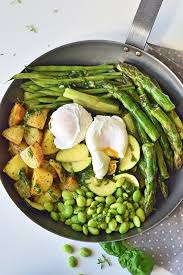 Grune Gemuse Pfanne Mit Pochiertem Ei Vergissmeinnnicht Rezept Edamame Rezepte Pochiertes Ei Rezepte