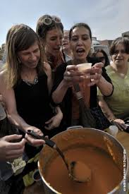 Mangez de la soupe aux choux. Festival International De La Soupe Louche D Or Dans Le Quartier De Wazemmes A Lille Le 1er Mai 2015 Ess Emploi Formation Insertion Et Bien D Autres Choses Michel Abherve Les