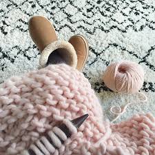 Une couverture naturelle en laine à carreaux noir et blanc! Ma Grosse Couverture Au Tricot Pour Mes Jolis Momes Mais Pas Que
