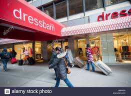 Una Tienda De Ropa De La Mujer Dressbarn En Midtown Manhattan En Nueva York El Viernes 3 De Marzo De 2017 Judi Langley Vicepresidente Ejecutivo Y Consejero Delegado De Mercancias Dressbarn Ha