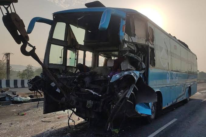 कोलकाता से नवादा जा रही बस ने ट्रक में मारी टक्कर, हाजीपुर के ड्राइवर की मौत, दर्जनभर यात्री घायल, दो की हालत नाजुक