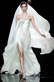 Tra le proposte realizzate dal grande stilista italiano, ci sono. Abiti Da Sposa Giorgio Armani