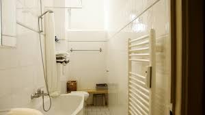 Schones Berliner Badezimmer Mit Hellen Fliesen Und Heizung An Der Wand Wg In Berlin Schone Badezimmer Wg In Berlin Wg Zimmer