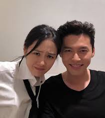 Hyun bin và son ye jin cùng sinh năm 1982, nảy sinh tình yêu nhờ chung quan điểm sống và sở thích chơi golf. Not As Hyon Bin And Son Ye Jin But This Shows A Couple Of Doubtful Pools
