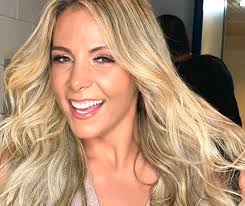 Carla Perez atende pedido de fã e doa cesta de Natal