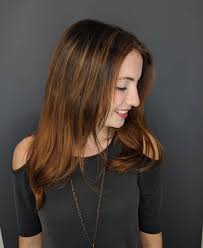 Caldi e avvolgente, i cinnamon hair (capelli cannella) si ottengono dall'equilibrato mix di nuance che vanno dal castano al rosso rame, uniti a . Tendenze Colore Capelli Autunno 2021 Cinnamon Spicy Cannella Speziata