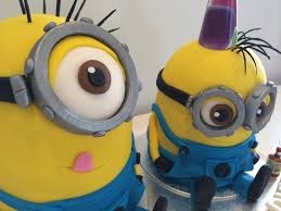 3 Schnelle Rezepte Fur Lustige Torten Tortenbestellen Zenideen Geburtstag Ebensogut Birthday Geburtstagskuchenre Minion Cake Minion Cake Tutorial Minions
