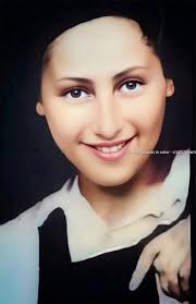 שתי הנשים העומדות כאן הן האחיות פרידל (משמאל) ואיטה (מימין) דויטש. תמונה זו  צולמה באפריל 1945, מיד לאחר שחרור ברגן בלזן, הנשים מקבלות בגדים. לרוע המזל  פרידל (שנעזרת באיטה בתמונה משום שהיא