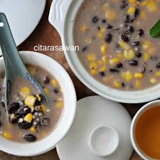Semangkuk bubur kacang merah manis paling pas disantap ketika musim hujan. Bubur Jagung Kacang Merah