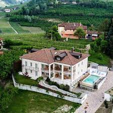 La casa si sviluppa su tre piani collegati da una scala interna molto. Villa Vitae Castiglione Falletto Home Facebook