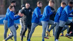 Nach zwei siegen in folge blickt der trainer bereits in die zukunft. Hertha Bsc Trainer Pal Dardai Hat Eine Punkt Klausel Im Vertrag Kicker