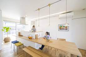 コラボハウス一級建築士事務所 on instagram キッチンに対面するカウンターと ダイニングテーブルをくっつけた造作テーブル 忙しい朝はカウンターで 家族が集まる夕食はダイニングテーブルで 使い方は自由自在 お客様を呼んでのパーティも可能です キッチン