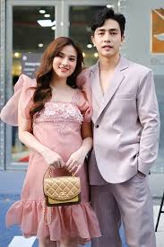 Sao việt chưng diện đi xem thời trang. Thu Thuy Is About To Give Birth Dong Nhi Wears Her Belly On High Heels