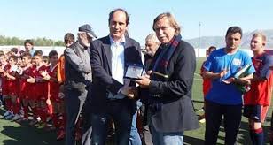 Μονοφατσίου είναι ο γνωστός συνθέτης θάνος μικρούτσικος! Ta Egkainia Ths Mpartselona Monofatsioy Episkyron Gr