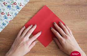 Wer bastelt selbst geschenke zum frauentag? Papierblumen Basteln Diy Fur Die Beste Mama Mydays Magazin