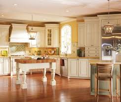 Melbourne Off White Cabinets In Oyster Finish With Caramel Glaze In A Traditional Kitchen Kitchen Design Gallery Traditional Kitchen Cabinets Omega Cabinetry