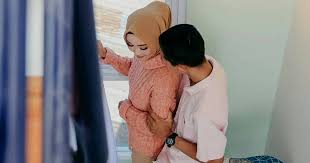 Ibu kandungku sangat seksi dan cantik meski usianya sudah 36 tahun, sedangkan adikku sangat manis dan merangsang meski baru berumur 14 tahun, mungkin ini dikarenakan tubuhnya yang tumbuh dengan pesat sehingga tonjolan di tubuhnya terlihat menggairahkan. Isteri Merajuk Tanda Sayang