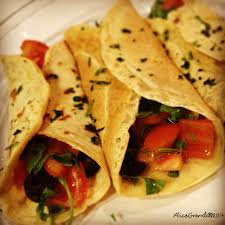 Prepara le crepes distribuendo dell'olio evo in una padella antiaderente per evitare che si attacchino, facendole cuocere. Crepes Salate Di Ceci Con Verdure Estive Chickpea Flour Crepes Ricettevegolose