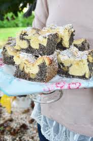 Ein raffinierter kuchen mit saftigem belag aus grieß, mohn und quark, der zu jeder jahreszeit schmeckt. Saftige Gefleckte Stuckchen Mohn Topfen Kuchen Mit Apfeln Meinleckeresleben Com