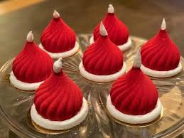 Les Bonnets Du Pere Noel Patachou Miam Miam Et Compagnie Dessert Noel Desserts Bonnet Pere Noel