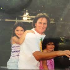 Check out the playful shade he gave kylie jenner on social media. Kylie Jenner Shares Sweet Moment With Dad Caitlyn Jenner As She Does Her Makeup In Youtube Video Highlight Of My Life 9celebrity