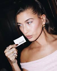 Hailey Bieber S'est Lancée dans la Création de Bijoux en Diamants Naturels