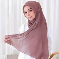 Berikut kami berikan beberapa gambar jilbab terbaru dengan gaya yang berbeda yang. Inspirasi Jilbab Pashmina Plisket Untuk Berbagai Gaya