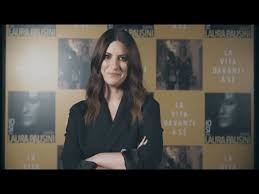 Non lo so, io che destino è il tuo ma se vuoi, se mi vuoi sono qui nessuno ti sente ma io sì. Laura Pausini Lancia Io Si Seen Dalla Colonna Sonora Del Film La Vita Davanti A Se Spettacolo Eu