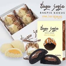 Lumpia are various types of spring rolls commonly found in indonesia and the philippines. Mengenal Harga Resep Mitosnya Bakpia Kukus Tugu Jogja