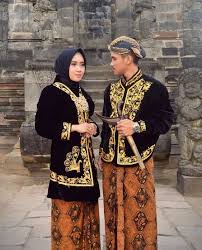 Pakaian adat jawa tengah selanjutnya adalah kanigaran. 7 Macam Pakaian Adat Suku Jawa Lengkap Dengan Gambar Dan Penjelasannya Aneka Budaya Indonesia
