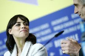 Famousfix profile for bérénice bejo including biography information, wikipedia facts, photos, galleries, news, youtube videos, quotes, posters, magazine covers, trailers, links, filmography, discography and. Berlinale 2020 Die Besten Bilder Des Filmfestspiele Gala De