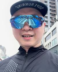 值得紀念, 一週前才知要跑半馬, 上中山橋大約12k，一切順利，, 第一次跑，怕爆先維持6:30, 覺得心情好，順順來,  沒想到15K，右大腿突抽，再來是右小腿，, 左大腿小腿緊接而來，根本上演陰屍路, 突然想起來我不就是運動物理治療師,  我來救我自己，看著配速一直掉，心慌,  一路走走跑跑停停，這時看到前面跑者衣服寫著，”下班時間還沒到”，我運動物理治療師怎麼可以下班，因為陰屍路演太久，我lite...