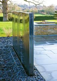 Simple Stainless Steel Water Wall Beautifully Reflecting Its Surroundings Wasserwand Garten Modernes Wasser Feature Wasserelemente Im Freien