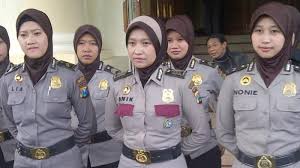 Sekarang akan ada seragam polwan muslim dan seragam polwan non muslim. Pks Puji Badrodin Haiti Resmikan Polwan Berjilbab Tribunnews Com Mobile